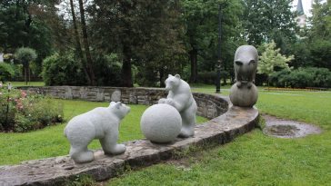 Kamienne niedźwiadki ponownie w parku! (aktualizacja)